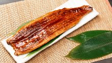 蒲烧鳗鱼　鳗鱼的大小是半条　这张照片是松树（鳗鱼的大小是整条的）