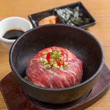 使用国产黑毛牛肉的石烤TKG