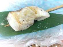 柚子胡椒盐调味的红甘鱼串。