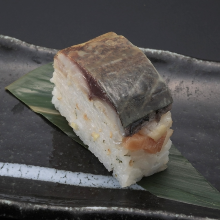 火烤青花鱼条形寿司白板昆布 1貫
