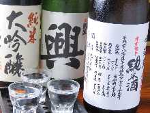 对比品尝3种日本酒