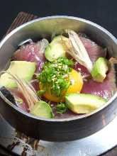 稻草炙烤鲣鱼牛油果韩式拌饭釜饭