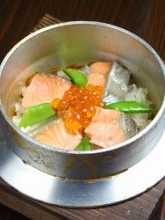 鲑鱼和鲑鱼子亲子锅饭