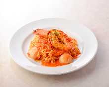 Headed shrimp and scallops Tomato cream pasta