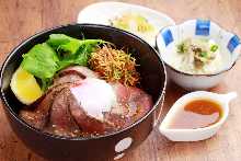 烤牛肉盖饭　Small bowl / Tsukemono / Miso soup included