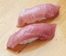 寿司  各(大脂金枪鱼, 炙烤肥美金枪鱼, 牡丹虾, 生松叶蟹)