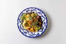 沙拉三明治和素食盘 / 鹰嘴豆泥、哈里萨辣酱、蒸粗麦粉 素食