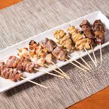 10種烤雞串拼盤　雞肉5塊，豬肉5塊