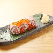松坂牛の鮪肉巻き寿司　イクラのせ