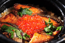 鮭魚與鮭魚卵砂鍋蒸飯