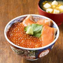 鮭魚卵和鮭魚親子蓋飯