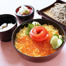 鮭魚卵和鮭魚親子蓋飯