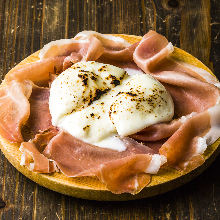 起司和生火腿的拼盤