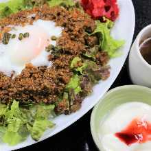 滿滿羊肉絞肉咖哩（附杏仁豆腐、湯）