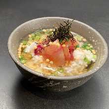 熱醃生魚片佐茶泡飯/普通飯糰（2支）