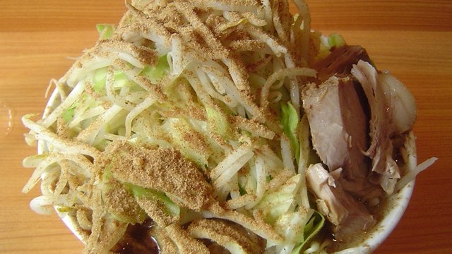 東京遊－滿碗溢出的重量級二郎拉麵 （ラーメン 二郎）