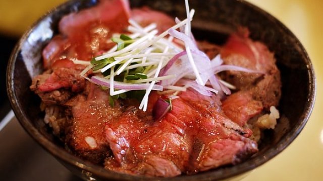 東京、橫濱、大阪、福岡必吃的 7 大炭烤牛丼和牛排丼！