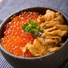 奢華的鮭魚子和特選生海膽蓋飯