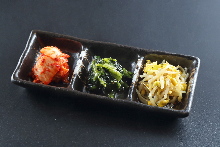 泡菜和野菜拌菜的3種拼盤