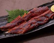 柔軟融化的一整條鰻魚蒲燒