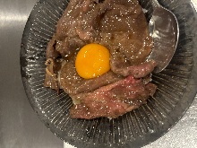 和牛、雞蛋和米飯