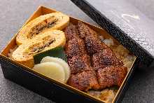 （鰻魚便當）半條鰻魚和兩塊鰻魚卷