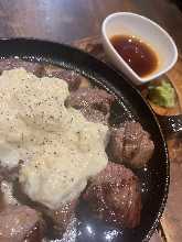 腐皮和骰子牛排