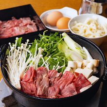 使用國產黑毛牛肉的奢華壽喜燒