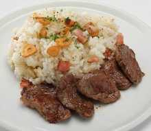 蒜香味牛肉蓋飯