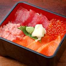 lacquered boxcontaining 4 types of seafood
