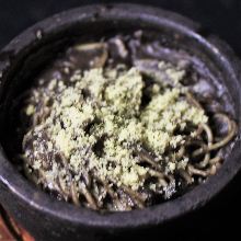 石鍋起司培根義大利麵配黑芝麻