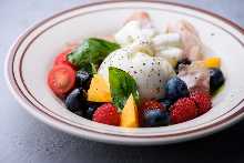 布拉塔起司、水果和義大利燻火腿