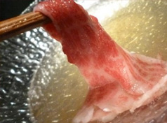 在涮涮鍋中涮肉