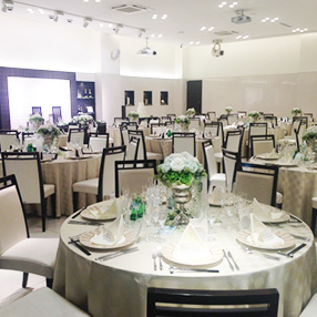 餐廳的宴會廳，設有桌子及舞台