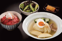 小份冷麵和迷你蓋飯套餐