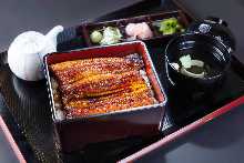 特級上等鰻魚盒飯　鰻魚的大小是四分之三條。